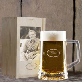 Chope de bière gravée dans une boîte en bois personnalisée avec photo
