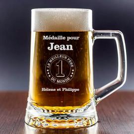 Chope de bière avec médaille pour le meilleur des papas