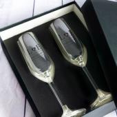 Coupes de champagne gravées pour les nouveaux mariés