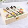 Couverts personnalis&eacute;s: Couverts personnalis&eacute;s pour enfants dans une bo&icirc;te en bois