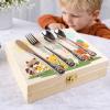 Couverts personnalis&eacute;s: Couverts personnalis&eacute;s pour enfants dans une bo&icirc;te en bois
