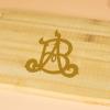 Décoration: Planche en bois avec monogramme gravé