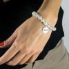 Bijoux personnalisés: Bracelet de perles avec médaille en argent gravée