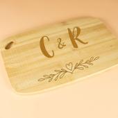 Planche à découper en bois gravée avec initiales
