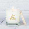 Décoration: Bougie blanche personnalisée avec monogramme Décoration: Bougie blanche personnalisée avec monogramme