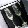 Art de la table personnalisé: Coupes de champagne gravées pour les nouveaux mariés Art de la table personnalisé: Coupes de champagne gravées pour les nouveaux mariés