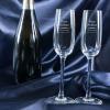 Art de la table personnalisé: Coupes de champagne gravées pour un couple Art de la table personnalisé: Coupes de champagne gravées pour un couple