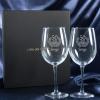 Art de la table personnalisé: Verres à vin gravés pour anniversaire Art de la table personnalisé: Verres à vin gravés pour anniversaire
