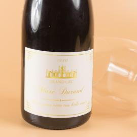 Bouteille de vin avec étiquette traditionnelle Bouteille de vin avec étiquette traditionnelle