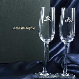 Coupes de champagne avec monogramme gravé  Coupes de champagne avec monogramme gravé