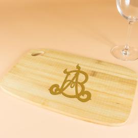 Planche en bois avec monogramme gravé Planche en bois avec monogramme gravé
