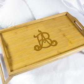 Plateau en bois avec monogramme gravé Plateau en bois avec monogramme gravé