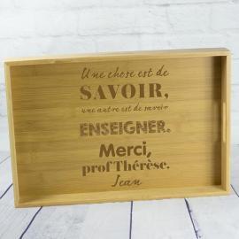 Plateau en bois gravé pour enseignant 'Le savoir est une chose' Plateau en bois gravé pour enseignant 'Le savoir est une chose'