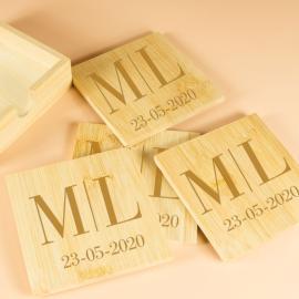 Sous-verres en bambou gravés d’un monogramme Sous-verres en bambou gravés d’un monogramme