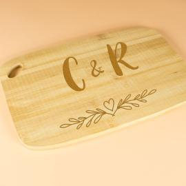 Planche à découper en bois gravée avec initiales Planche à découper en bois gravée avec initiales