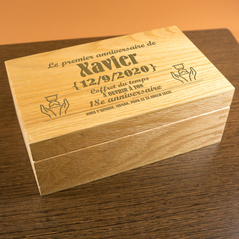 Cadeaux personnalisés: Cadeaux avec le nom: Boîte à souvenirs en bois gravé