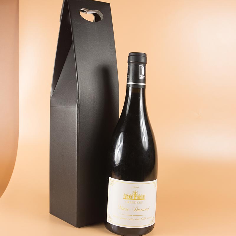 Cadeaux personnalisés: Boissons personnalisées: Bouteille de vin avec étiquette traditionnelle