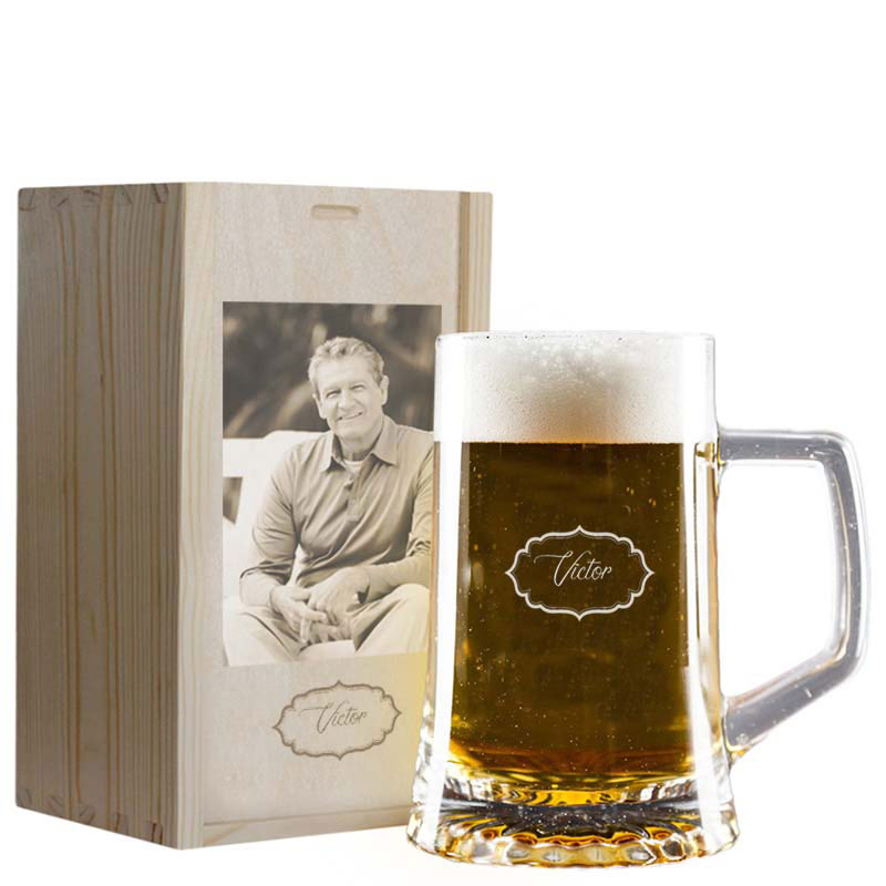 Cadeaux personnalisés: Art de la table personnalisé: Chope de bière gravée dans une boîte en bois personnalisée avec photo