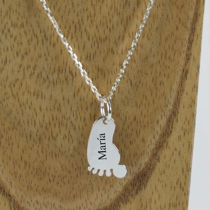 Cadeaux personnalisés: Bijoux personnalisés: Pendentif pied de bébé personnalisé en argent