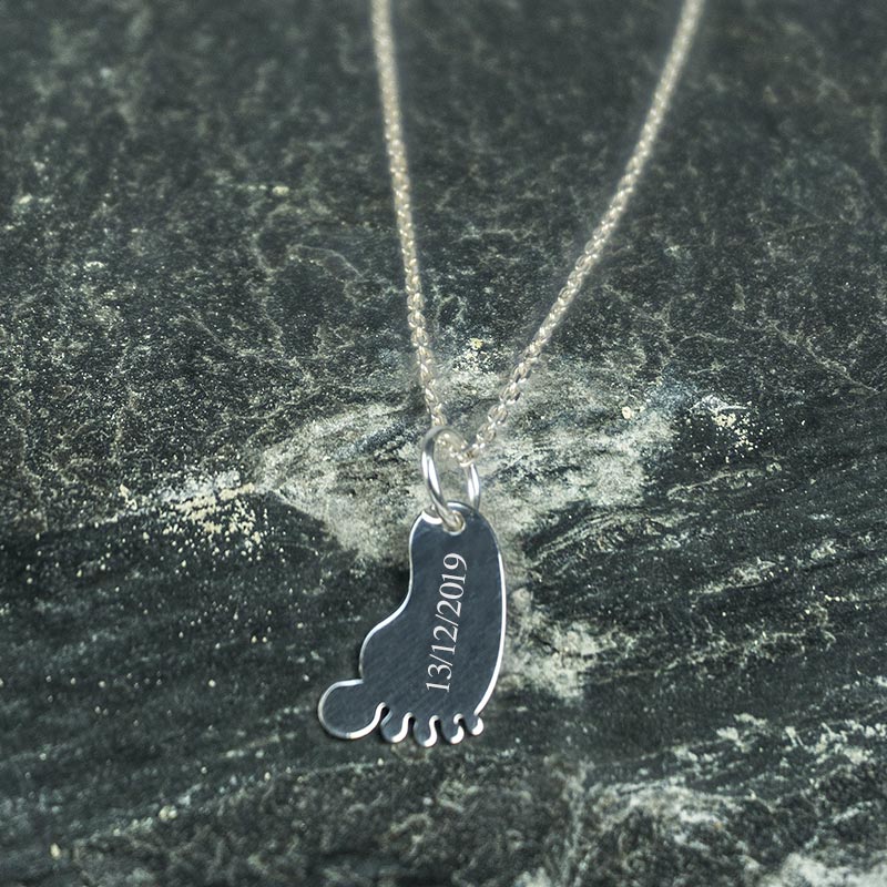 Cadeaux personnalisés: Bijoux personnalisés: Pendentif pied de bébé personnalisé en argent