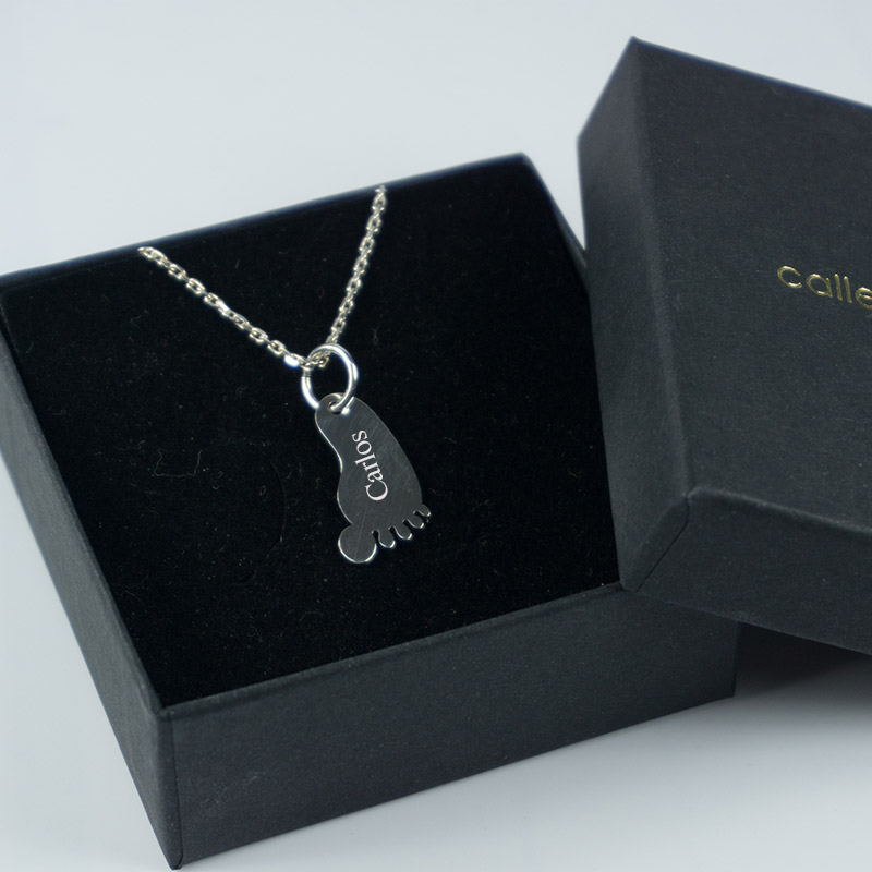 Cadeaux personnalisés: Bijoux personnalisés: Pendentif pied de bébé personnalisé en argent