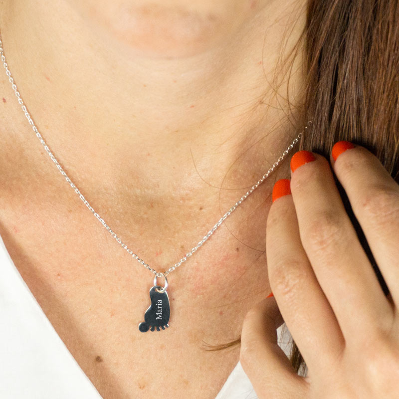 Cadeaux personnalisés: Bijoux personnalisés: Pendentif pied de bébé personnalisé en argent