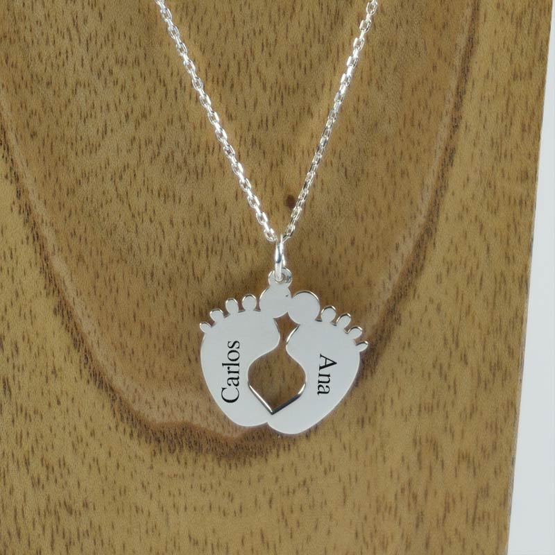 Cadeaux personnalisés: Bijoux personnalisés: Pendentif en argent personnalisé pieds de bébé