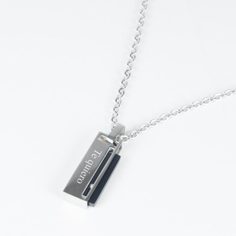 Cadeaux personnalisés: Bijoux personnalisés: Pendentif personnalisé avec plaque noire