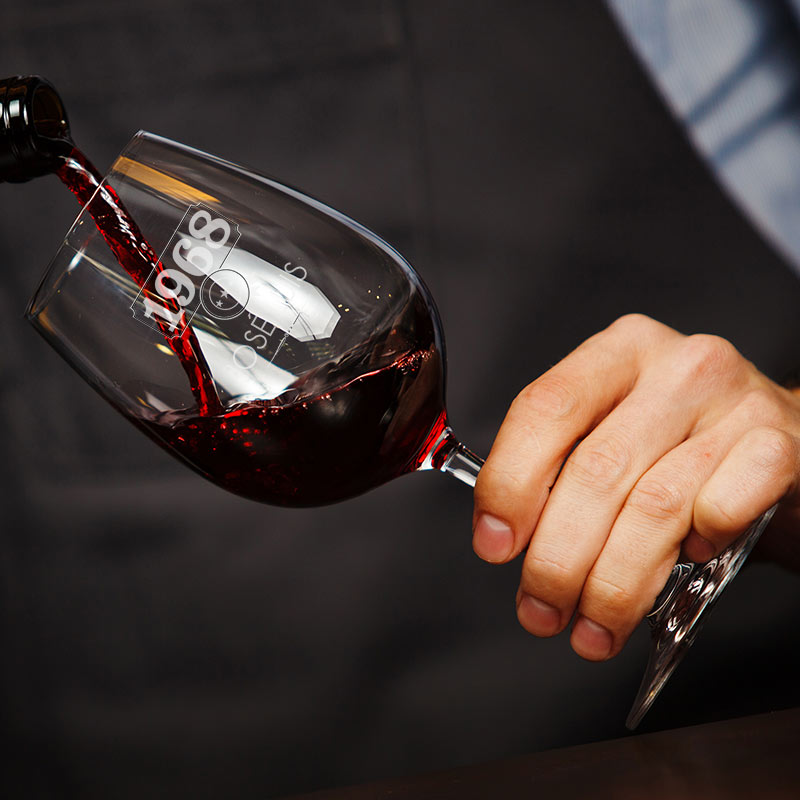 Cadeaux personnalisés: Art de la table personnalis&eacute;: Verres &agrave; vin grav&eacute;s avec l'ann&eacute;e de naissance