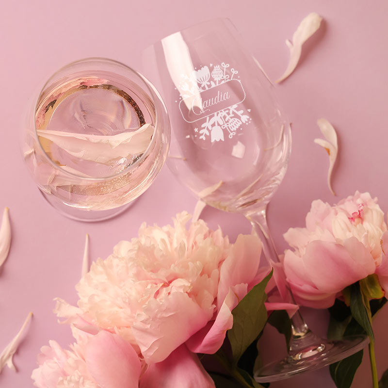 Cadeaux personnalisés: Art de la table personnalis&eacute;: Verres &agrave; vin grav&eacute;s motif floral