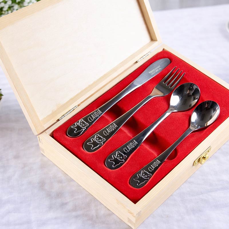 Cadeaux personnalisés: Couverts personnalis&eacute;s: Couverts personnalis&eacute;s pour enfants dans une bo&icirc;te en bois