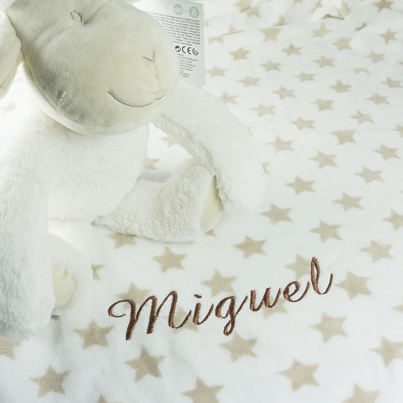 Cadeaux personnalisés: Cadeaux brodés: Couverture pour bébé brodée avec son animal en peluche
