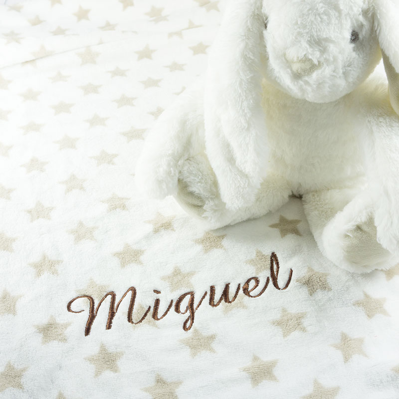 Cadeaux personnalisés: Cadeaux brodés: Couverture pour bébé brodée avec son animal en peluche