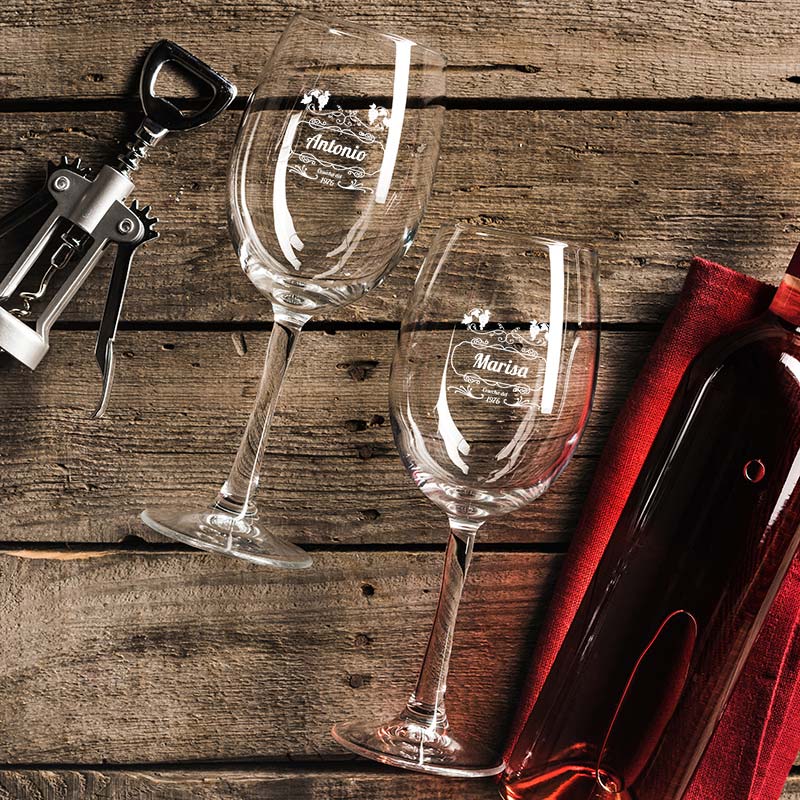 Cadeaux personnalisés: Art de la table personnalis&eacute;: Lot de deux verres &agrave; vin personnalis&eacute;s