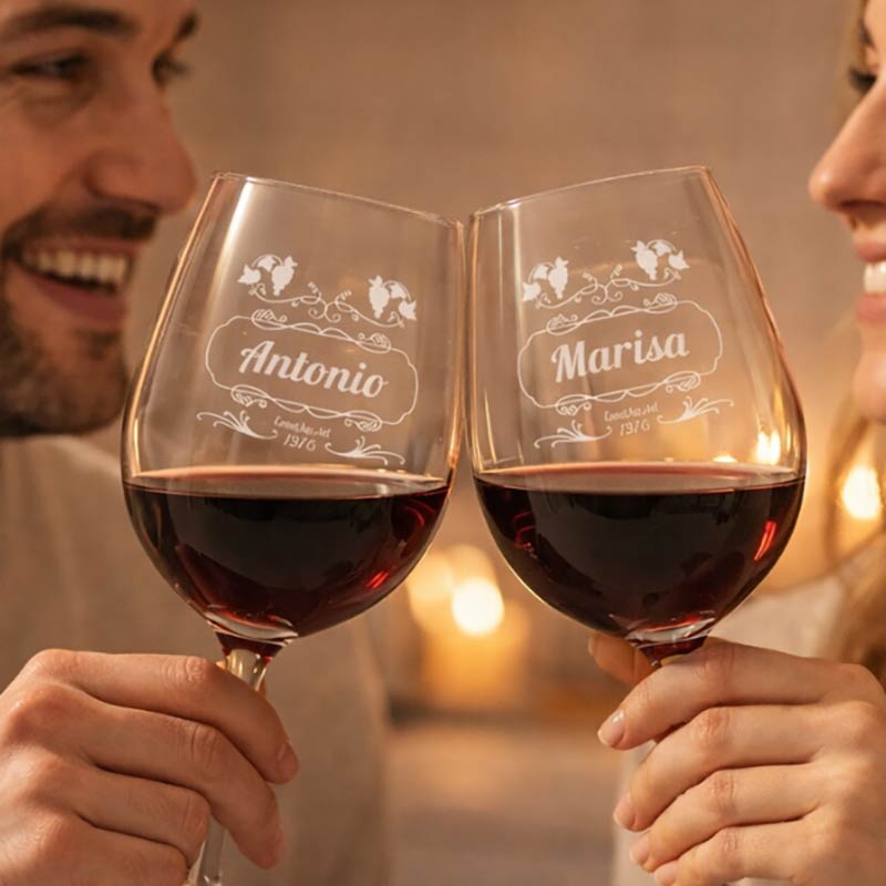 Cadeaux personnalisés: Art de la table personnalis&eacute;: Lot de deux verres &agrave; vin personnalis&eacute;s