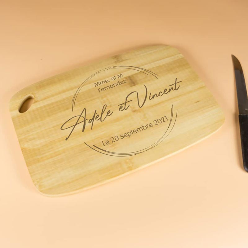 Cadeaux personnalisés: Décoration: Planche à découper en bois gravée pour couple
