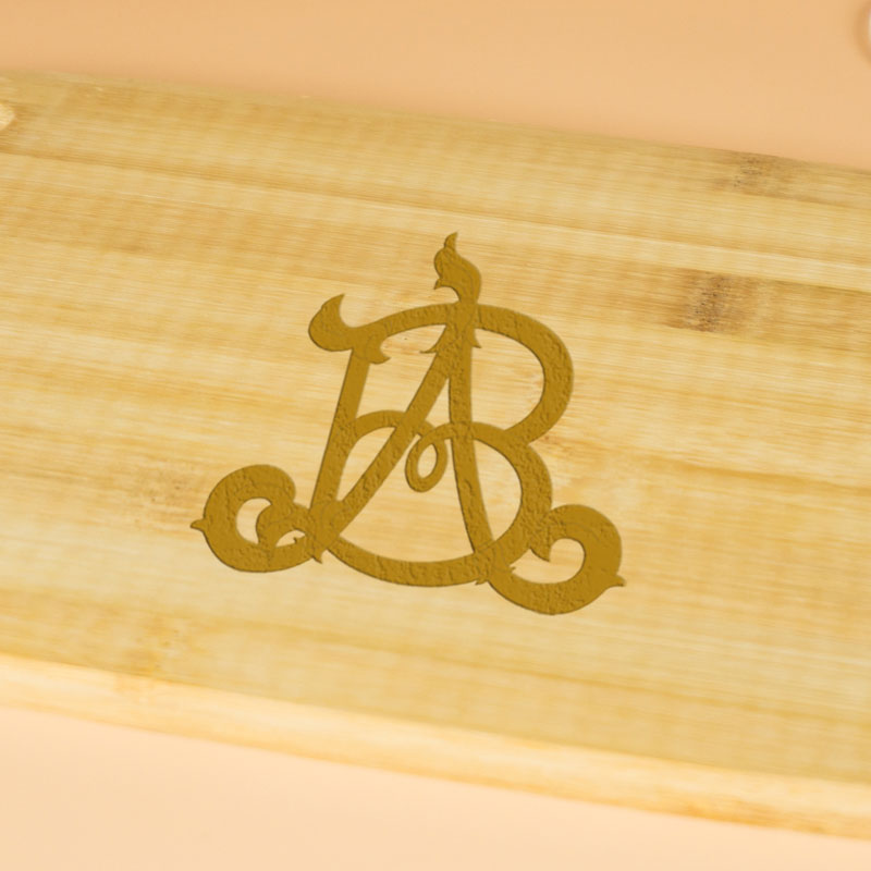 Cadeaux personnalisés: Décoration: Planche en bois avec monogramme gravé