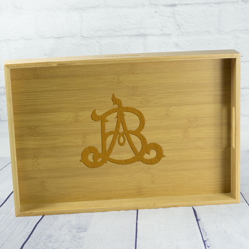 Cadeaux personnalisés: Décoration: Plateau en bois avec monogramme gravé