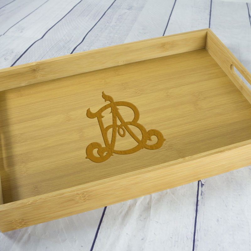 Cadeaux personnalisés: Décoration: Plateau en bois avec monogramme gravé