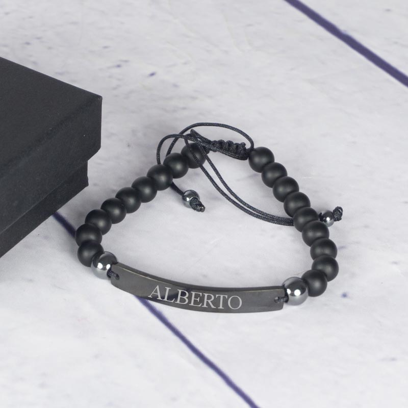 Cadeaux personnalisés: Bijoux personnalisés: Bracelet boules et plaque noire gravée