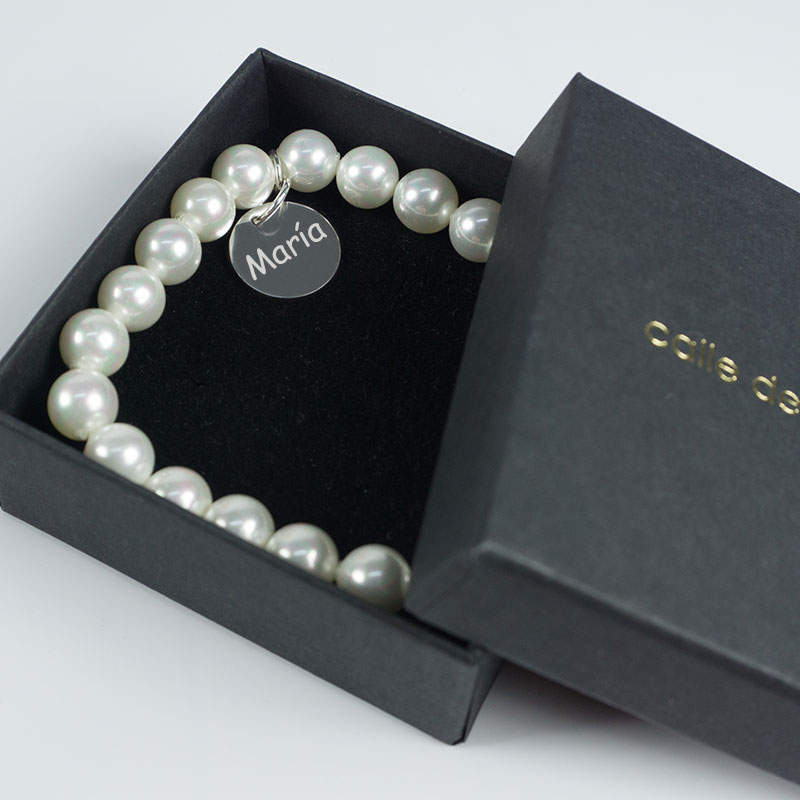 Cadeaux personnalisés: Bijoux personnalisés: Bracelet de perles avec médaille en argent gravée