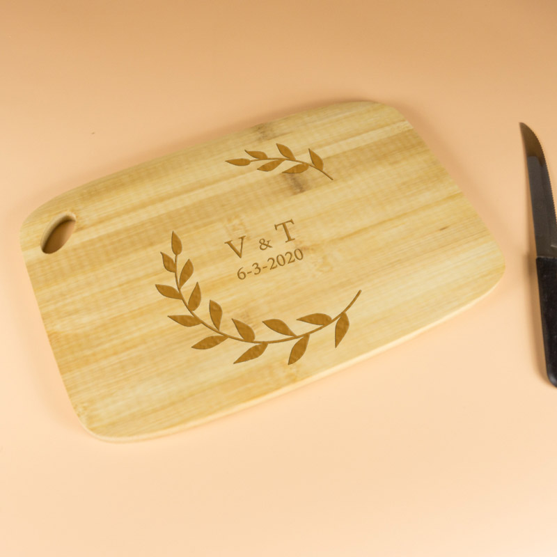 Cadeaux personnalisés: Décoration: Planche à découper en bois gravée avec initiales