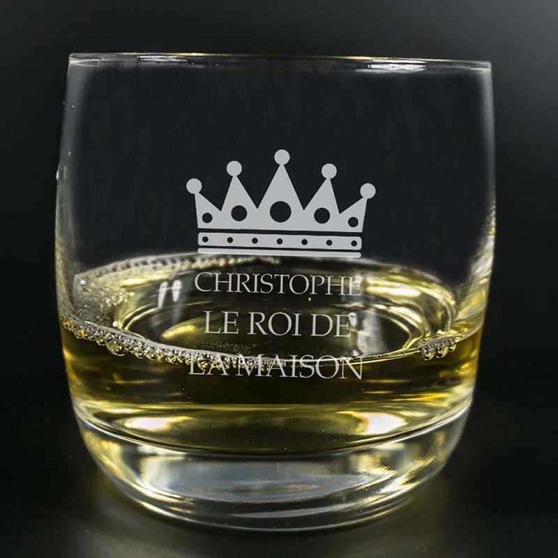 Cadeaux personnalisés: Art de la table personnalisé: Verre à whisky gravé pour le roi de la maison